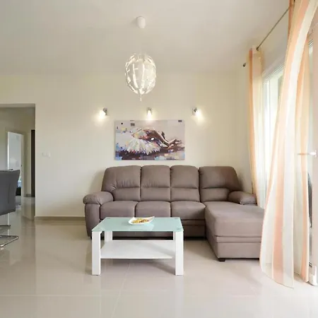 Sunshine - Three Bedroom With Balcony *