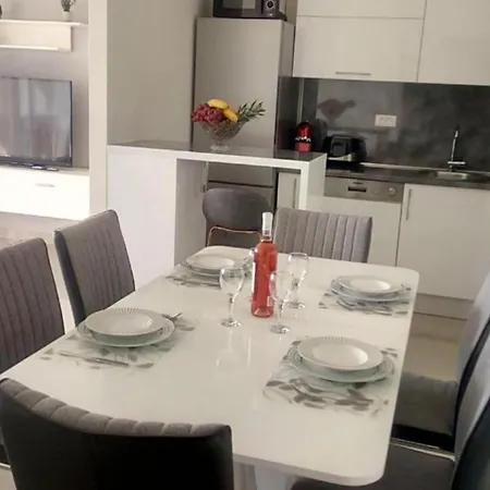 Sunshine - Three Bedroom With Balcony