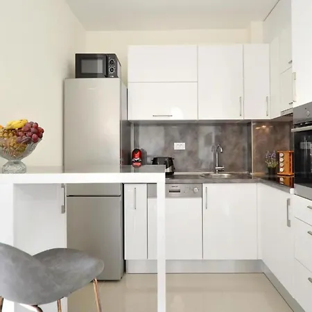 Appartement Sunshine - Three Bedroom With Balcony *