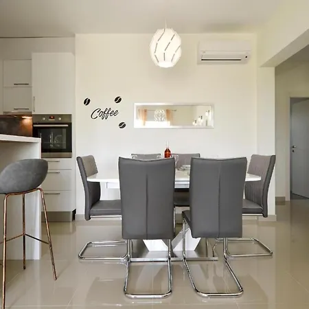 Sunshine - Three Bedroom With Balcony Daire Trogir