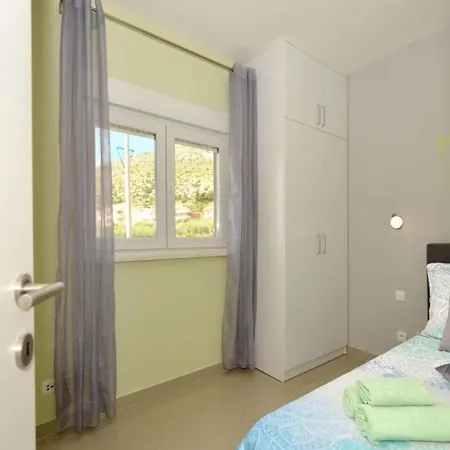 Sunshine - Three Bedroom With Balcony *