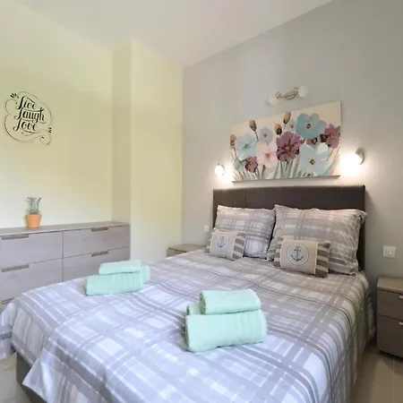 Sunshine - Three Bedroom With Balcony *