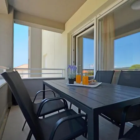 Sunshine - Three Bedroom With Balcony *