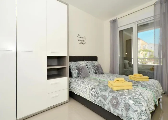 Sunshine - Three Bedroom With Balcony Apartament Trogir