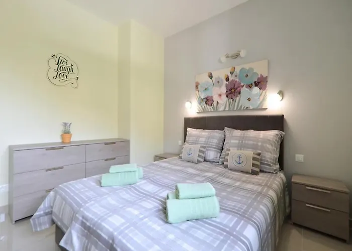 Sunshine - Three Bedroom With Balcony *