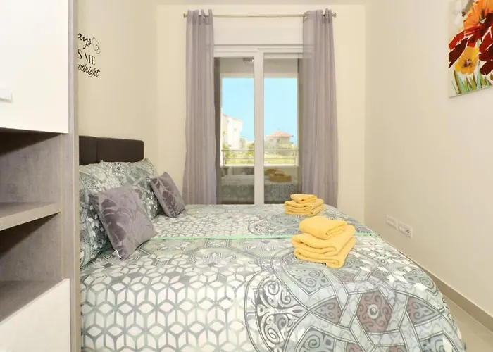 Sunshine - Three Bedroom With Balcony