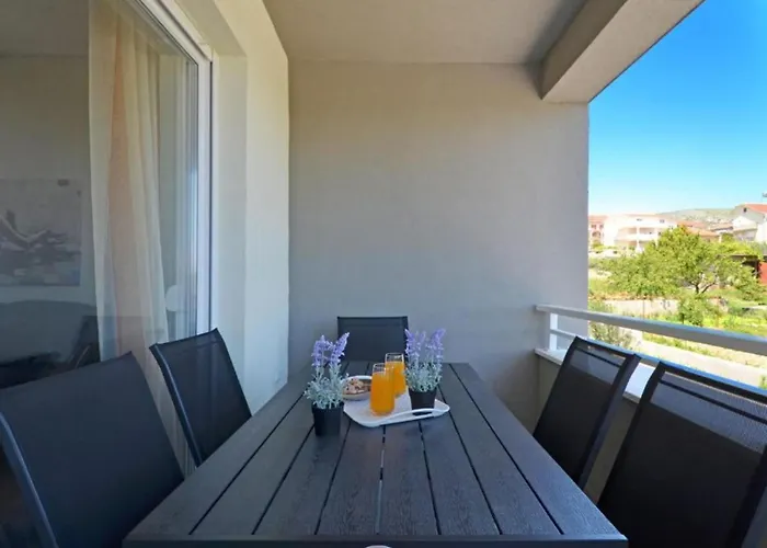 Sunshine - Three Bedroom With Balcony *