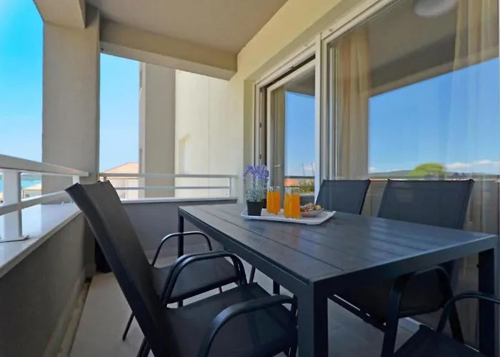 Sunshine - Three Bedroom With Balcony *
