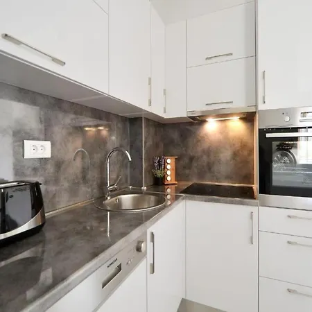 Sunshine - Three Bedroom With Balcony شقة