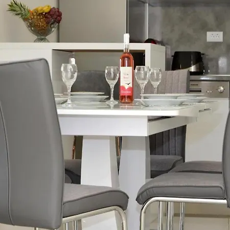 شقة Sunshine - Three Bedroom With Balcony *