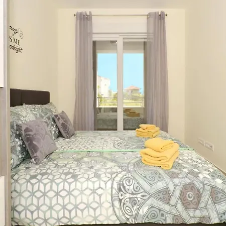 Sunshine - Three Bedroom With Balcony