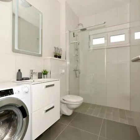 Sunshine - Three Bedroom With Balcony شقة تروغير