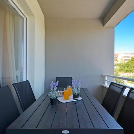 Sunshine - Three Bedroom With Balcony *
