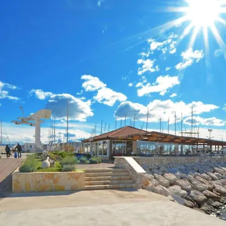 Sunshine - Three Bedroom With Balcony شقة *