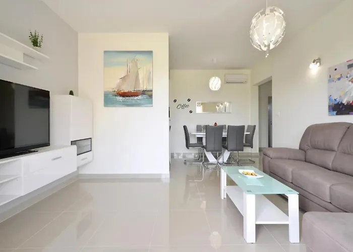 Sunshine - Three Bedroom With Balcony 特罗吉尔