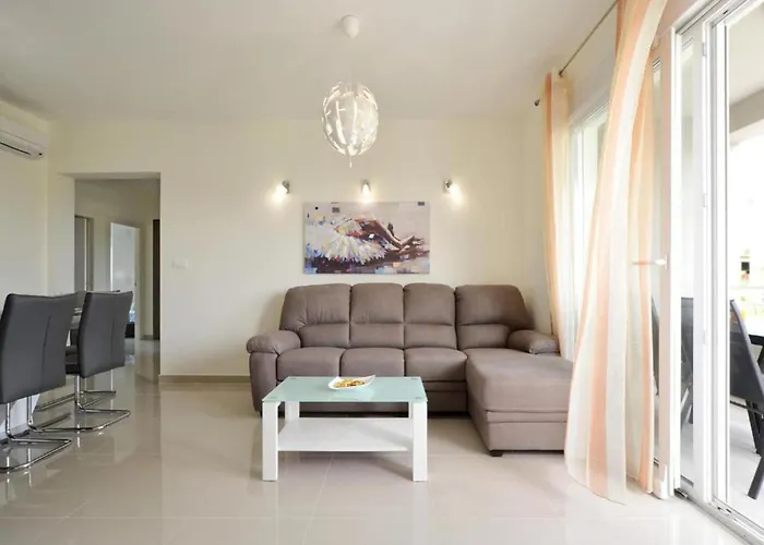 Sunshine - Three Bedroom With Balcony *