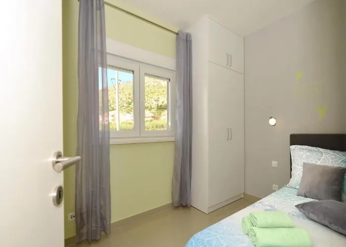 Sunshine - Three Bedroom With Balcony *