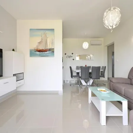 Sunshine - Three Bedroom With Balcony 트로기르