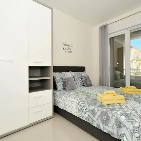Sunshine - Three Bedroom With Balcony 아파트 트로기르