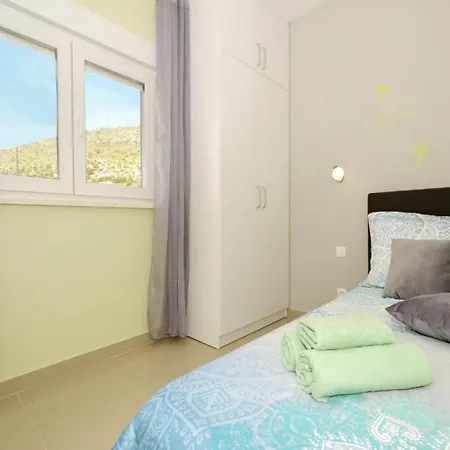 Sunshine - Three Bedroom With Balcony 아파트 트로기르