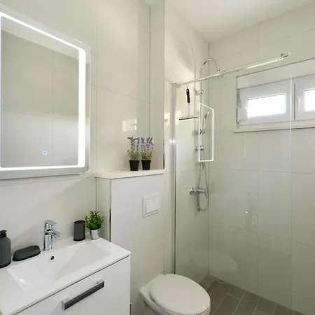 Sunshine - Three Bedroom With Balcony * 트로기르
