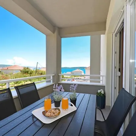 Sunshine - Three Bedroom With Balcony 트로기르
