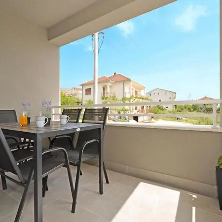 Sunshine - Three Bedroom With Balcony * 트로기르