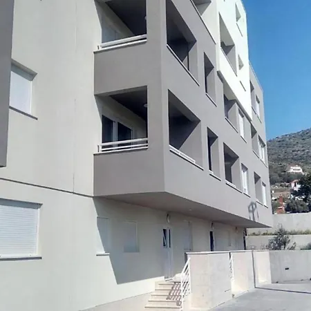 Sunshine - Three Bedroom With Balcony * 트로기르